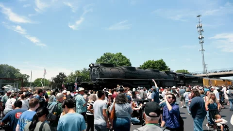 Crowd gathers around the famous Union Pacific Big Boy No. 4014 steam locomotive 스톡 동영상 344028843