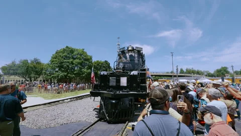 Crowd gathers around the famous Union Pacific Big Boy No. 4014 steam locomotive Vidéo 345476025