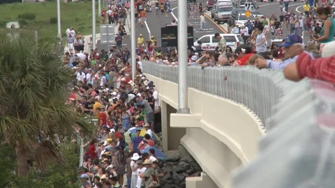 Crowd Gathers at Bridge for Final Shuttle Launch 스톡 동영상 91162239