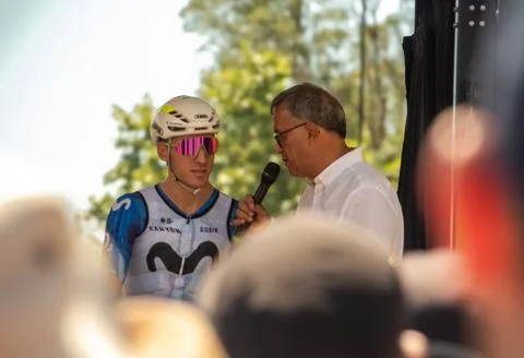 Crowd gathers for cyclist interview during Tour de France event Fotos Stock