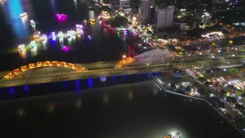 Crowd gathers as Dragon Bridge in Da Nang spouts water spout, night Stockbeeldmateriaal 336522913