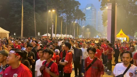 A crowd gathers outside the stadium 動画素材 299966616