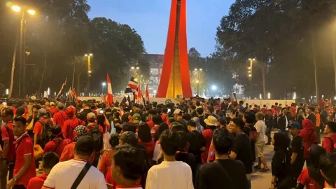 A crowd gathers outside the stadium 動画素材 299966669
