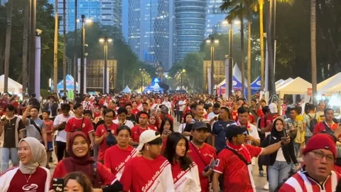 A crowd gathers outside the stadium 動画素材 299966696