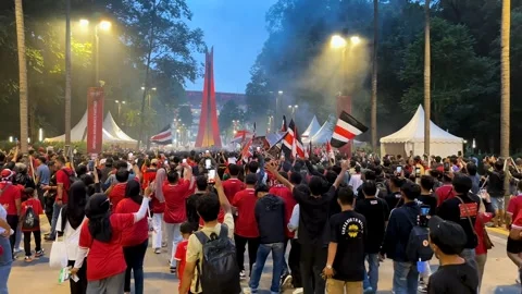 A crowd gathers outside the stadium 動画素材 299966771