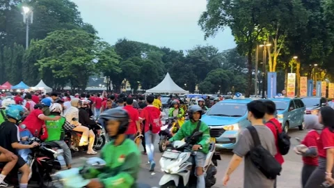 A crowd gathers outside the stadium 動画素材 299966789