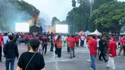 A crowd gathers outside the stadium 動画素材 299966796