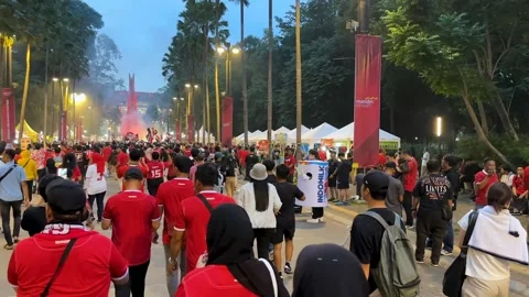 A crowd gathers outside the stadium 動画素材 299966817