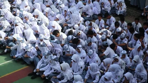 A crowd of high school students preparing to study Stock Footage 323049036