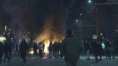 A crowd of hooligans sets fire at night on a boulevard in Sofia 스톡 동영상 324564008