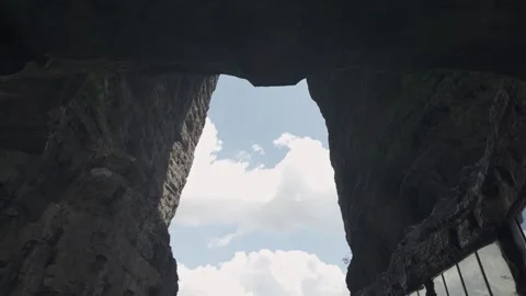 Crowd Inside Tianmen Cave Opening Pullback Vídeo Stock 331099484