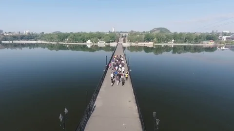 Crowd is jogging on the bridge Vídeo Stock 117934438