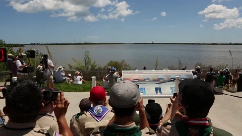 Crowd looking at rocket launch Video stock 93533463