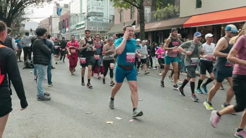 A Crowd Of Marathon Runners Going Through Brooklyn 스톡 동영상 255399688
