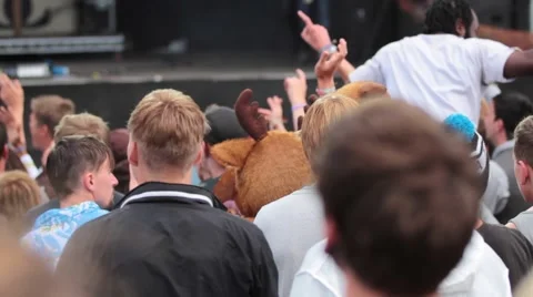 Crowd mosh pit fun at a rock concert 2 스톡 동영상 47147432