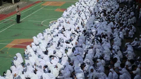 A crowd of muslim high school students preparing to study Video stock 323049030
