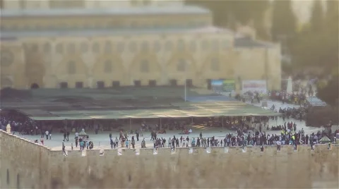 Crowd of Muslims on the Temple Mount in Jerusalem - Tilt Shift Vídeos de archivo 52234874