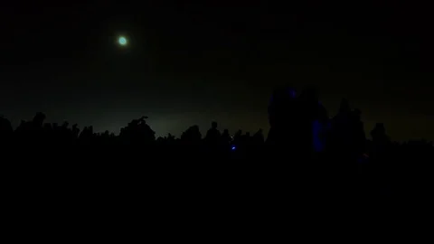 Crowd at night waiting for fireworks Vídeo Stock 82286064