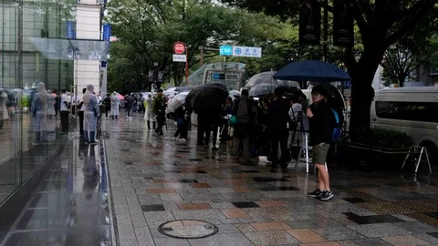 Crowd Outside Apple Store Stock-Footage 95367475