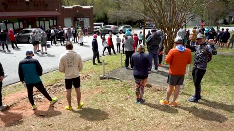 Crowd pan of running relay race handoff point Vidéo 194401381