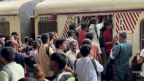 Crowd of passengers boarding an overcrowded local train during rush hour Vídeo Stock 341455755