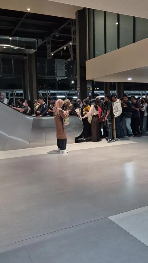 Crowd of passengers queuing at escalator Vidéo 341177725