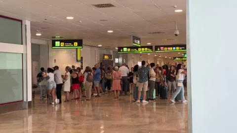 Crowd of passengers queuing at Madrid Barajas Airport Видео 344584301