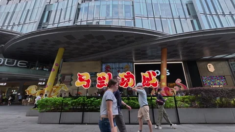 Crowd passing by, row of high end shop at Orchard road Singapore during Chinese Видео 331365336