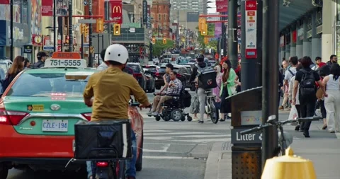 A crowd of pedestrians crossing an intersection in Toronto during rush hour. Stock Footage 278274517