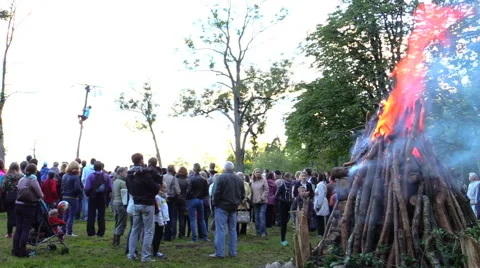 Crowd people around  burning campfire in open place Stock Footage 43472937