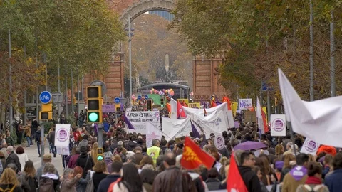 Crowd of people with banners in Arc de Triomf. Feminist Activists in a March Video stock 99139016