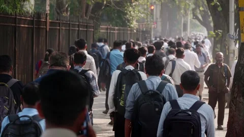 A crowd of people carrying a backpack heading to work during rush hour, Mumbai Stock-Footage 327133555