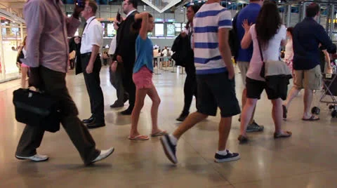 Crowd of people at the Centre Georges Pompidou Paris Stockbeeldmateriaal 26181683