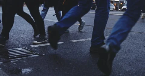 Crowd of People Crossing Intersection of Busy Roads. SLOW MOTION 4K Vidéo 140367611