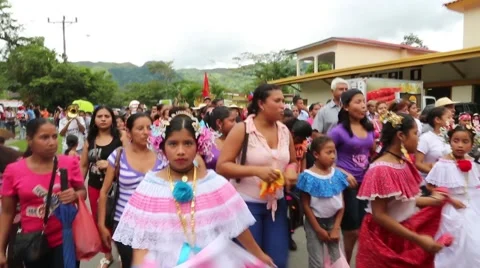 Crowd of people dancing and greeting to the camera during parade Video stock 46225007