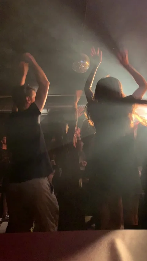 A crowd of people dancing and jumping in a nightclub to the music raising hands Vídeos de archivo 233574417