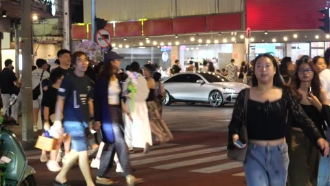 Crowd of people, dining and restaurants in Bangkok Stockbeeldmateriaal 334891096