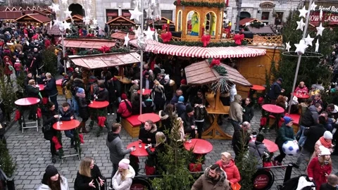 Crowd of people drinking mulled wine in a cafe on a decorated Christmas fair Stock Footage 132561070