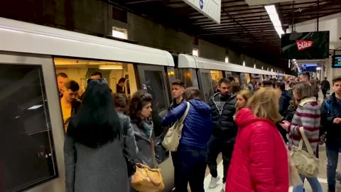 Crowd of people during rush hour in  Paris Metro (Slow motion). Stock Footage 279218610