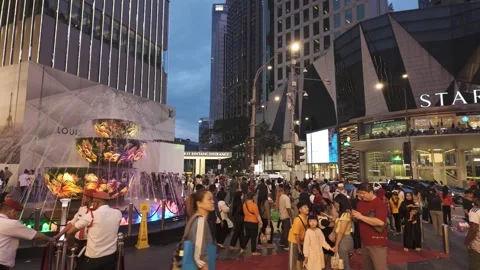 Crowd of people exploring outside of the Pavilion Kuala Lumpur Vidéo 281943196