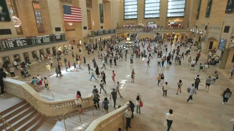 A crowd of people in Grand Central Station in Manhattan, New York Vídeos de archivo 34481953