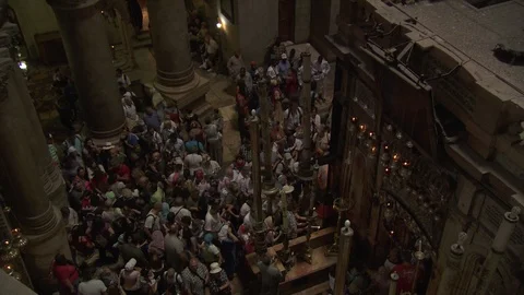 Crowd of people make way into Aedicula, Church of the Holy Sepulchre, Jerusalem Stock Footage 86759093