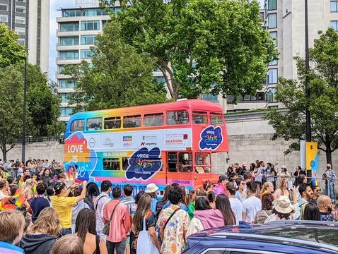Crowd of people marching through Hyde Park Corner at the Pride Parade 2022 Stockfoto's
