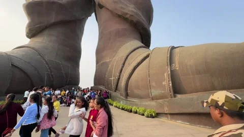 Crowd of People Moving at the Statue of Unity. Vídeo Stock 274726876