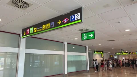 Crowd of people queueing inside Madrid Barajas terminal building Видео 344584302