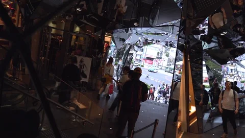 Crowd of people reflected in the shopping mall mirrors 스톡 동영상 98655587