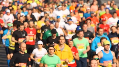 Crowd of people running half marathon in blur Vidéo 126692441