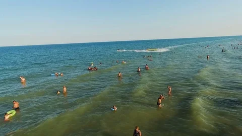 Crowd of people in the sea Video stock 78883222