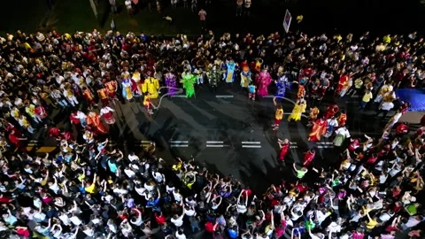 A crowd of people view performance walking on stilts 스톡 동영상 318092181