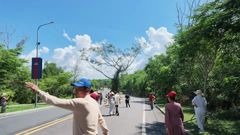 Crowd of people visiting Tree of Love in the middle of a street in Sihanoukville Vidéo 337050262